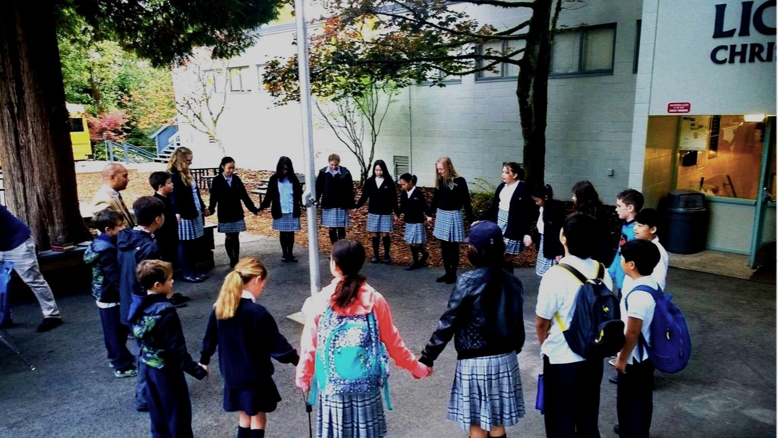 Lions Gate Christian Academy 교정에서 함께하는 학생들