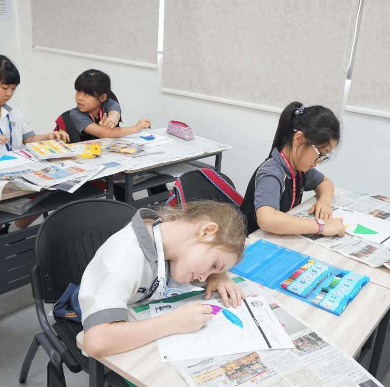 파라곤 스쿨링 캠프 개별 학습지를 작성하는 학생