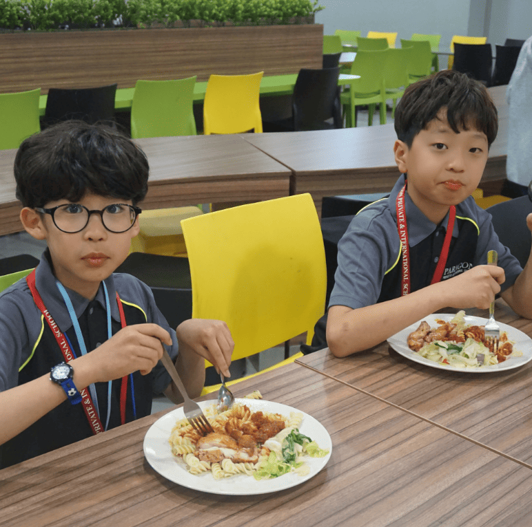 파라곤 스쿨링 캠프 학교 식당에서 식사하는 학생들