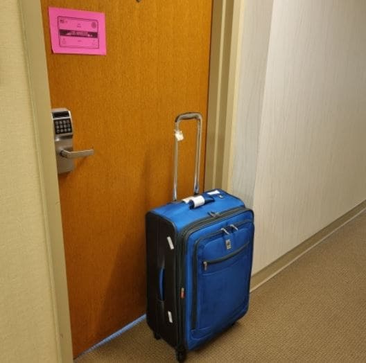 방 앞에 배달 온 내 캐리어